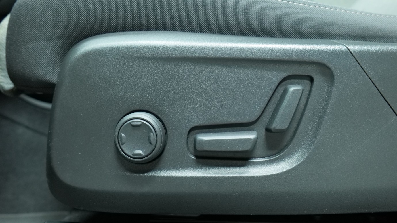 Esittelykuva Volvo XC40 kevythybridiautosta.