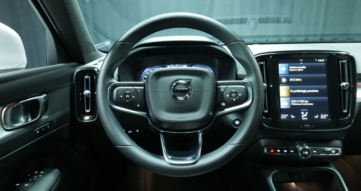 Esittelykuva Volvo XC40 kevythybridiautosta.