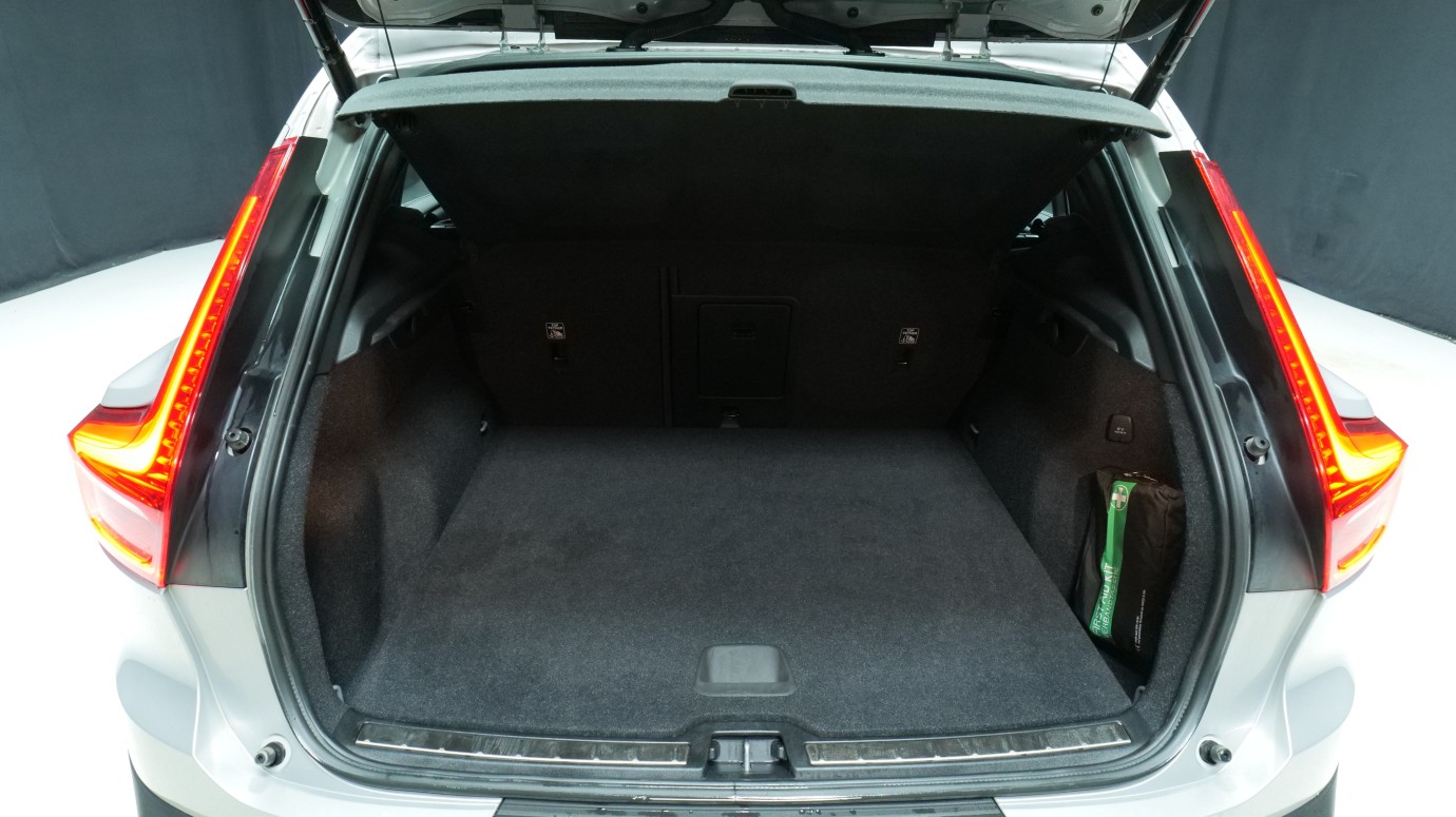 Esittelykuva Volvo XC40 kevythybridiautosta.