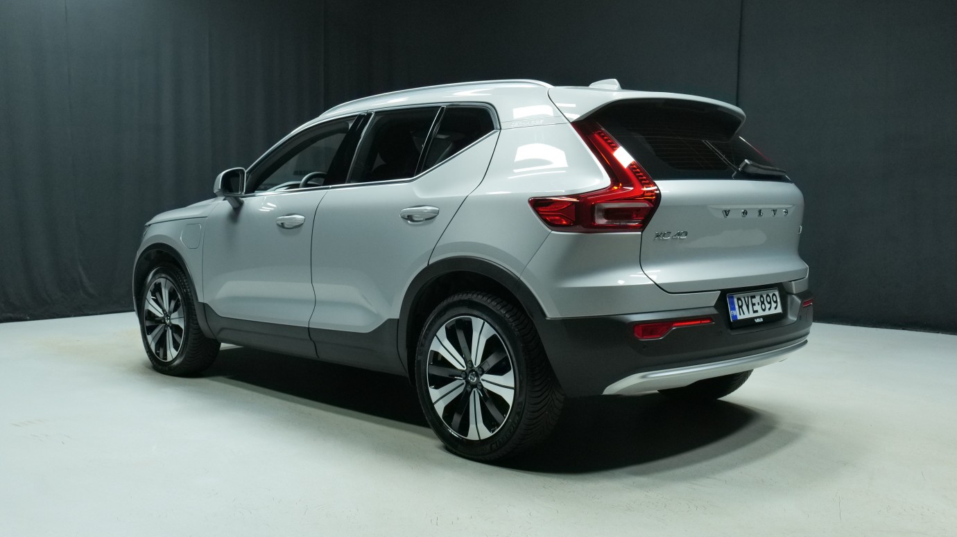 Esittelykuva Volvo XC40 kevythybridiautosta.