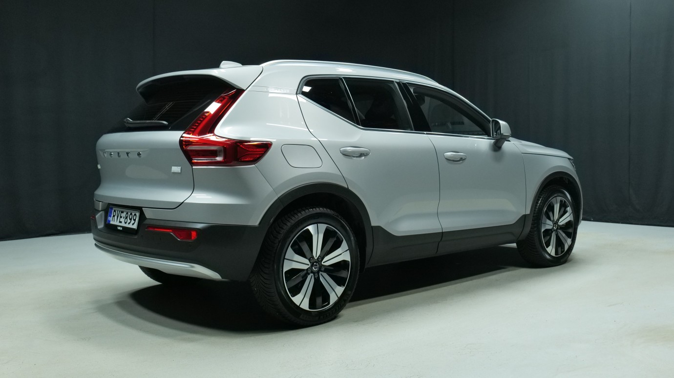 Esittelykuva Volvo XC40 kevythybridiautosta.