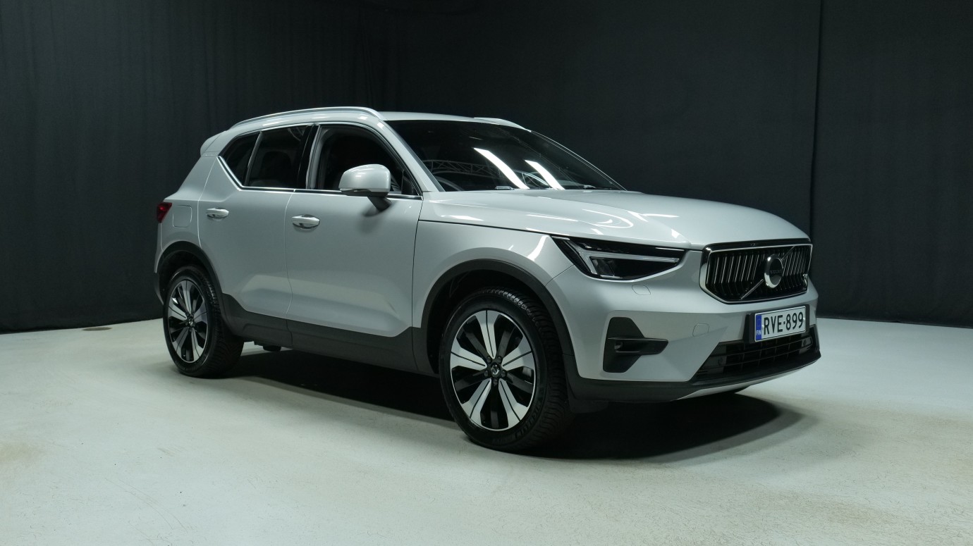 Esittelykuva Volvo XC40 kevythybridiautosta.