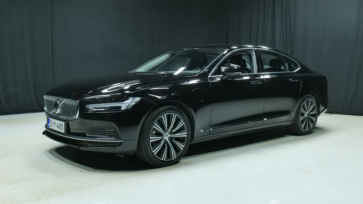 Esittelykuva Volvo S90 kevythybridiautosta.