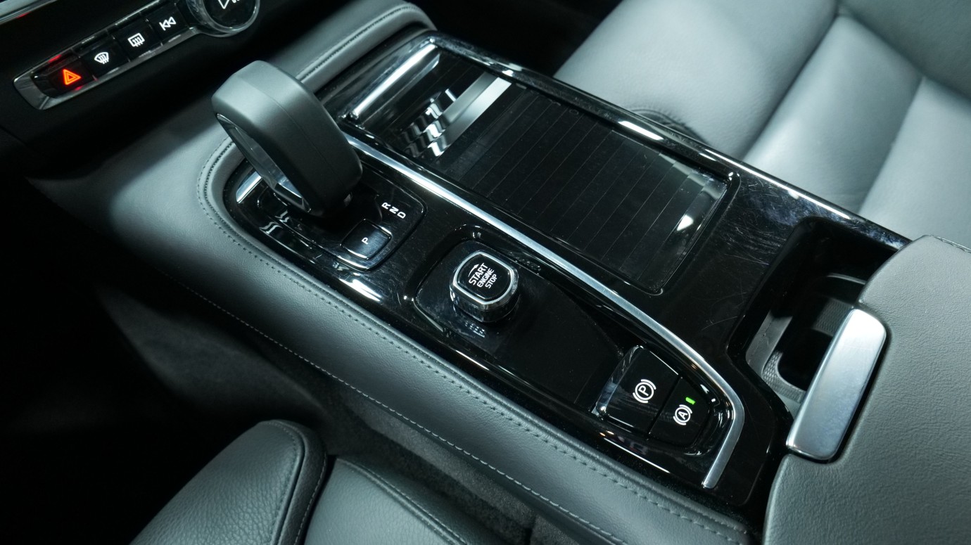 Esittelykuva Volvo S90 kevythybridiautosta.