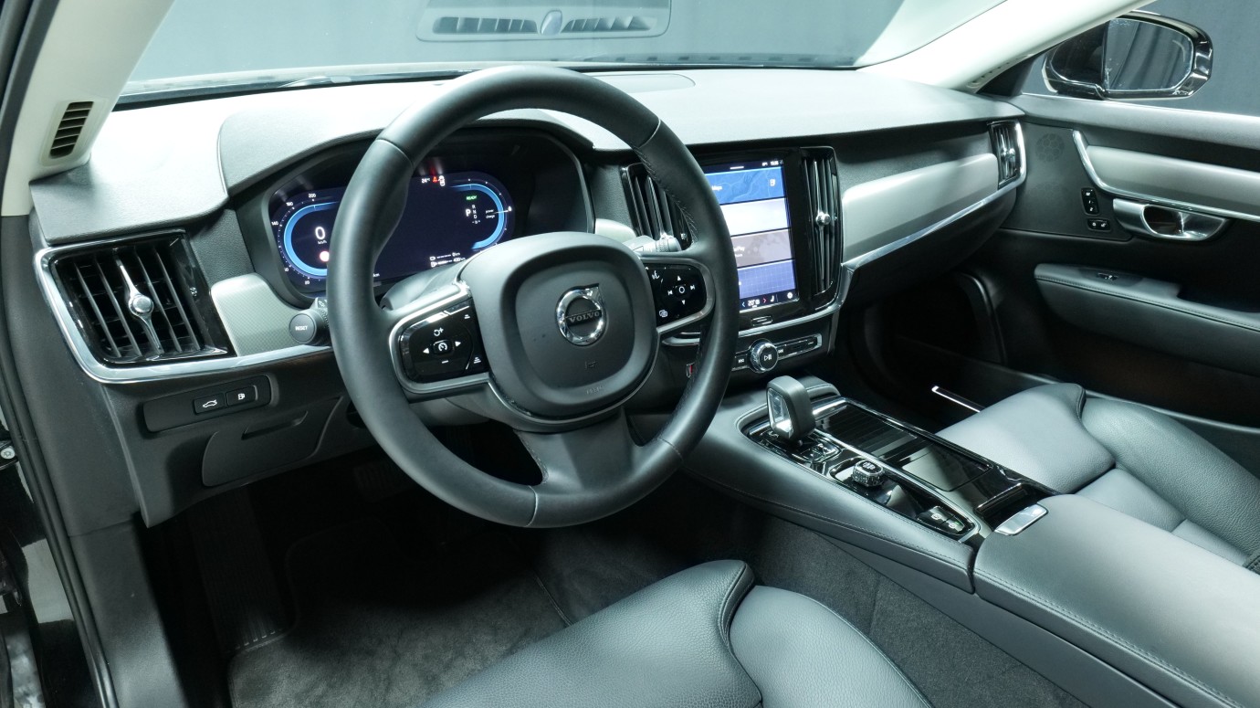Esittelykuva Volvo S90 kevythybridiautosta.