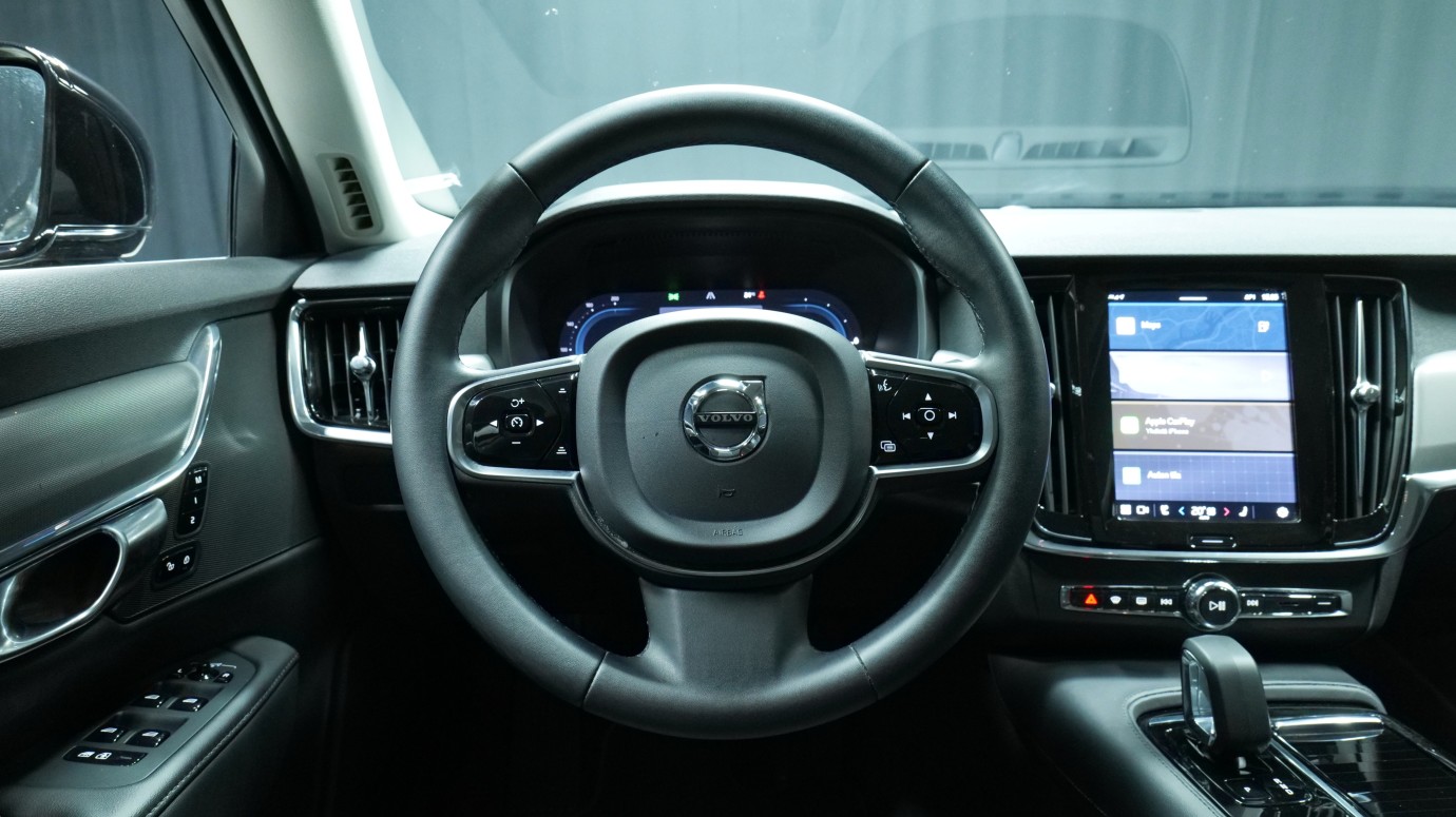 Esittelykuva Volvo S90 kevythybridiautosta.