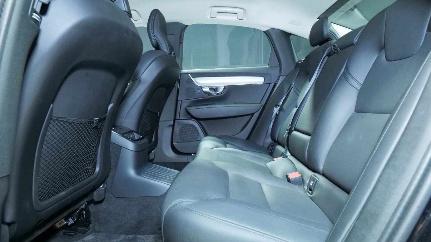 Esittelykuva Volvo S90 kevythybridiautosta.