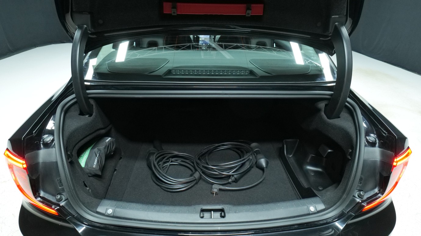 Esittelykuva Volvo S90 kevythybridiautosta.