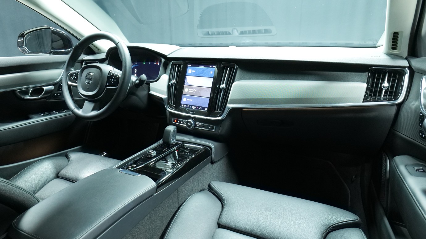 Esittelykuva Volvo S90 kevythybridiautosta.
