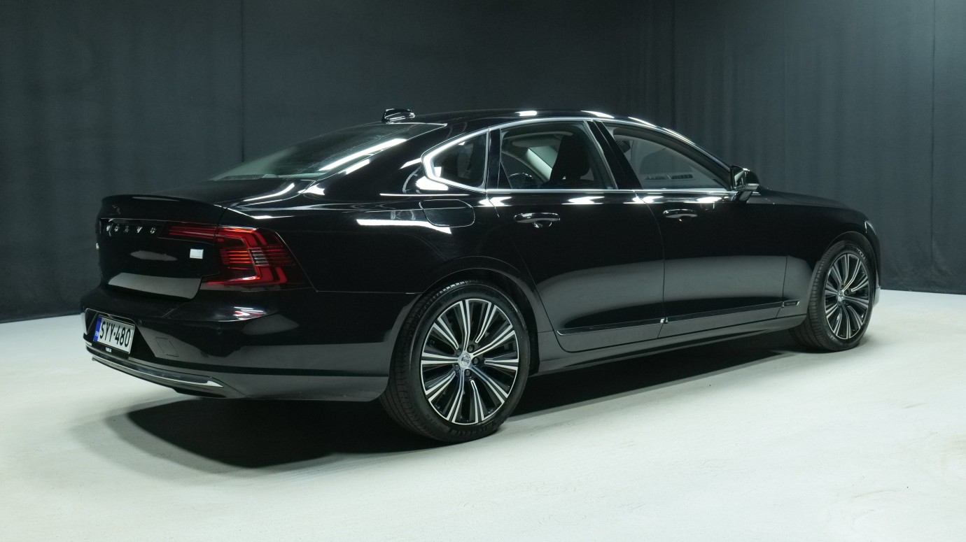 Esittelykuva Volvo S90 kevythybridiautosta.