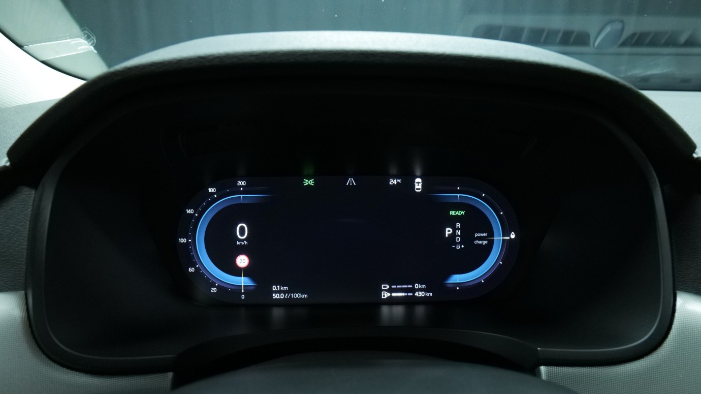 Esittelykuva Volvo S90 kevythybridiautosta.