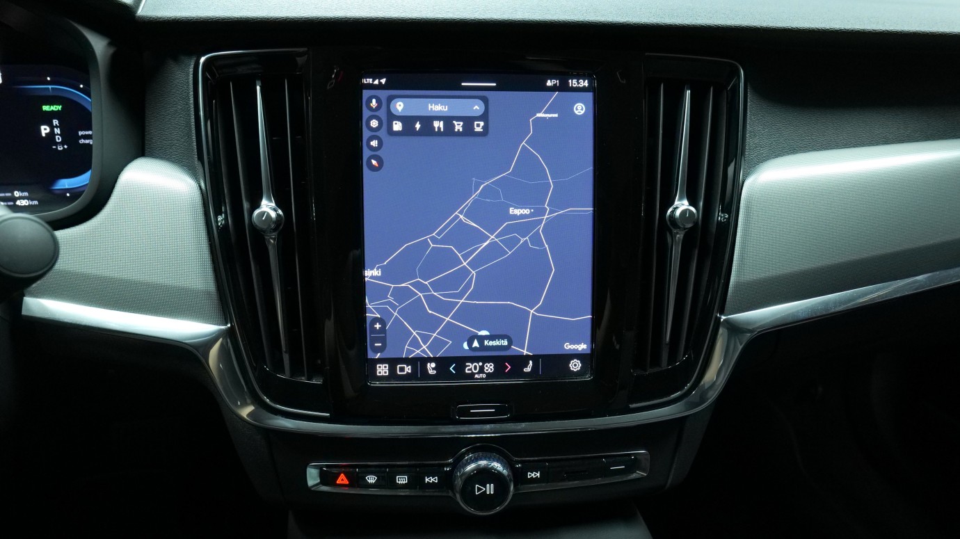 Esittelykuva Volvo S90 kevythybridiautosta.