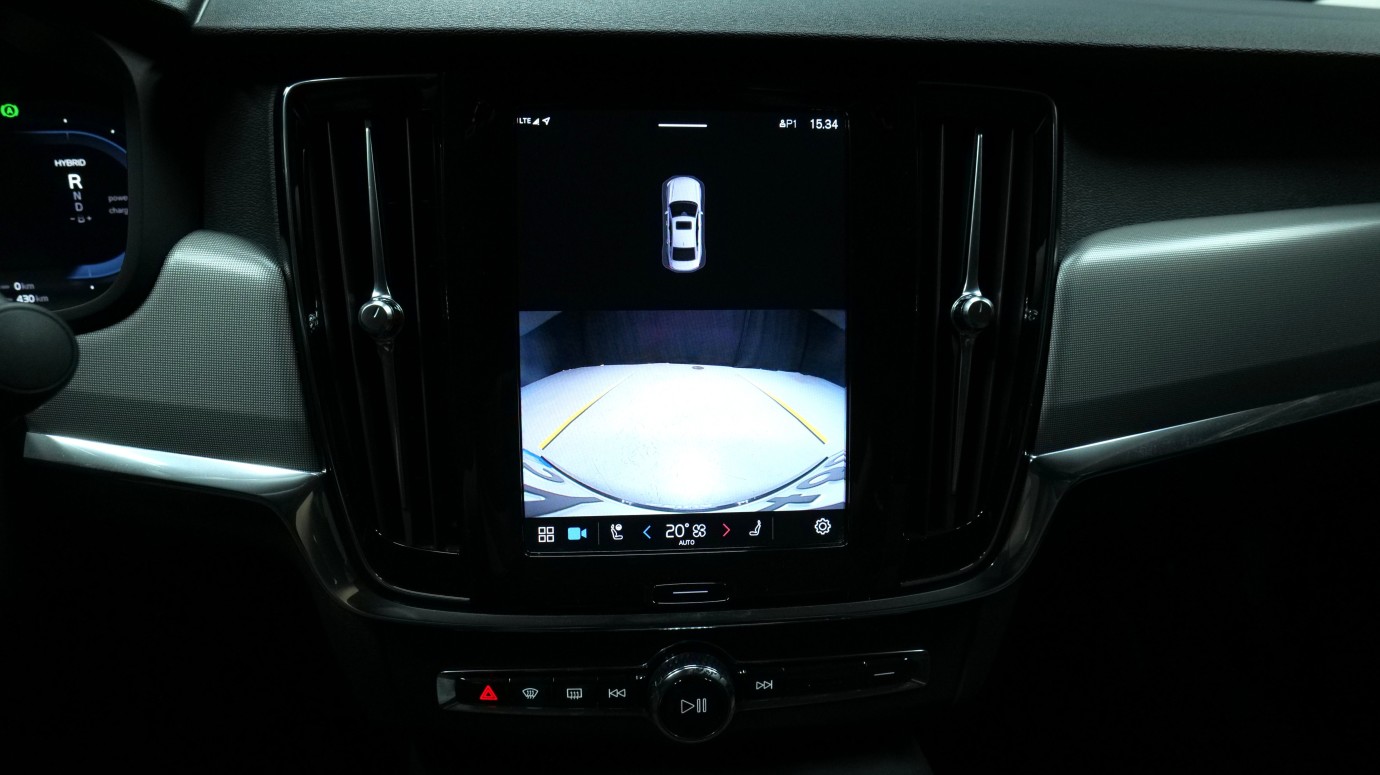 Esittelykuva Volvo S90 kevythybridiautosta.