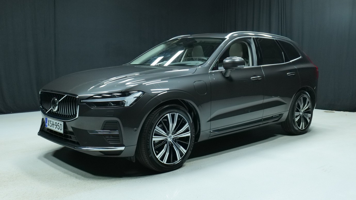 Esittelykuva Volvo XC60 kevythybridiautosta.