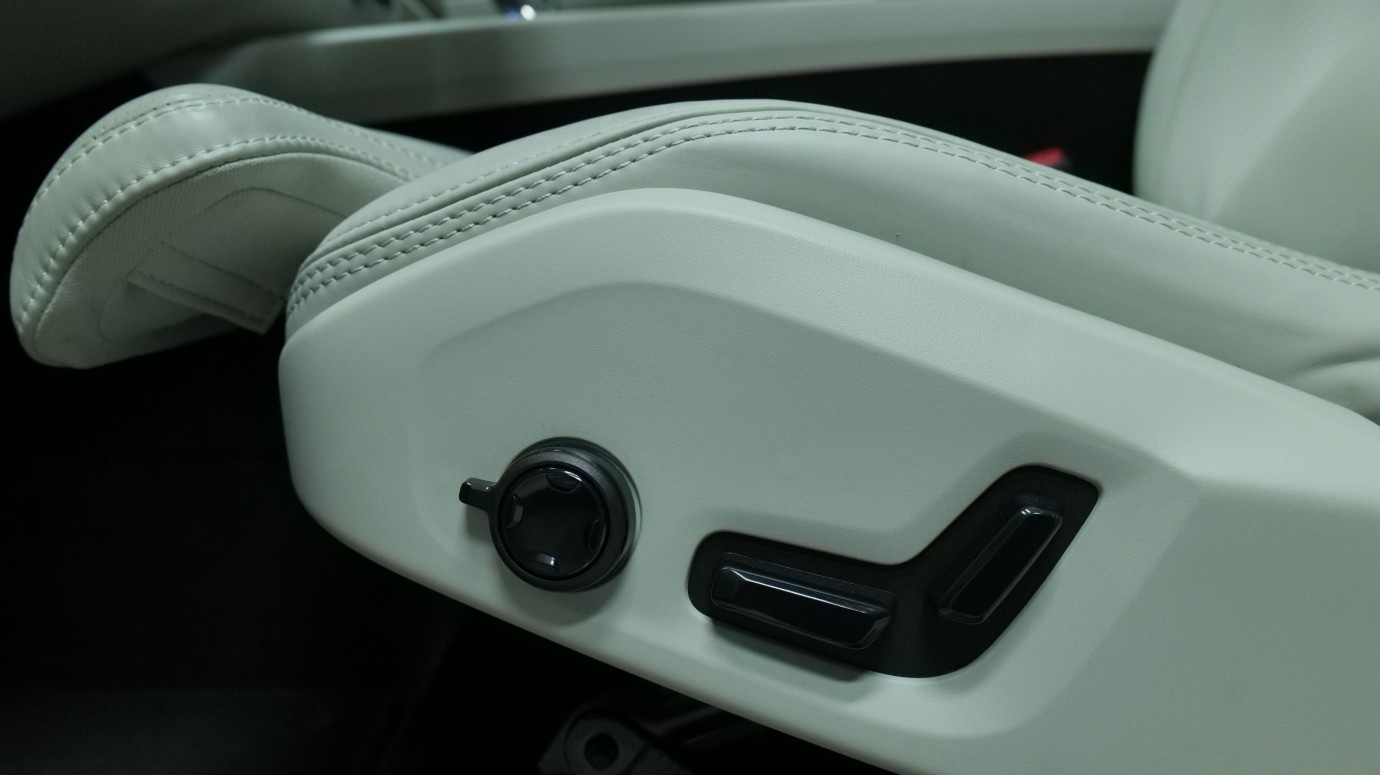 Esittelykuva Volvo XC60 kevythybridiautosta.