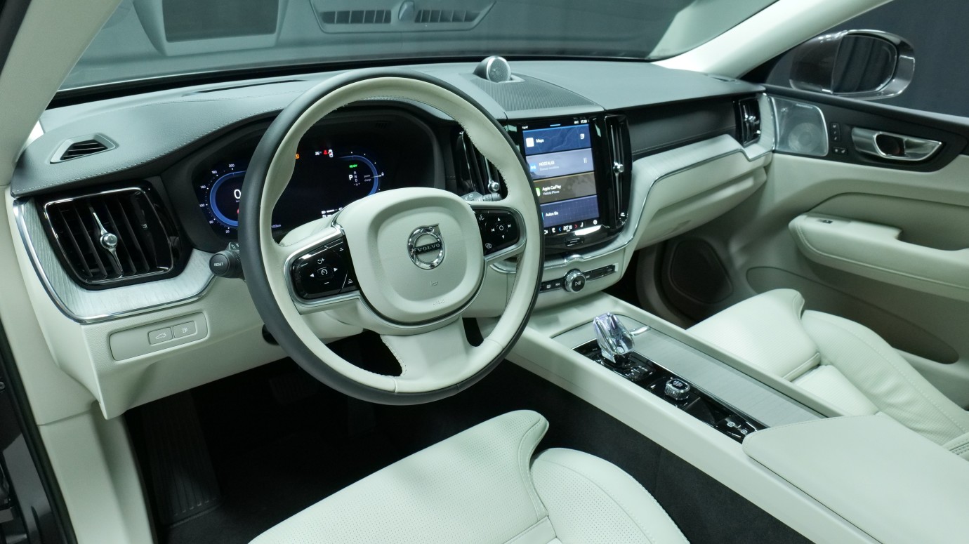 Esittelykuva Volvo XC60 kevythybridiautosta.