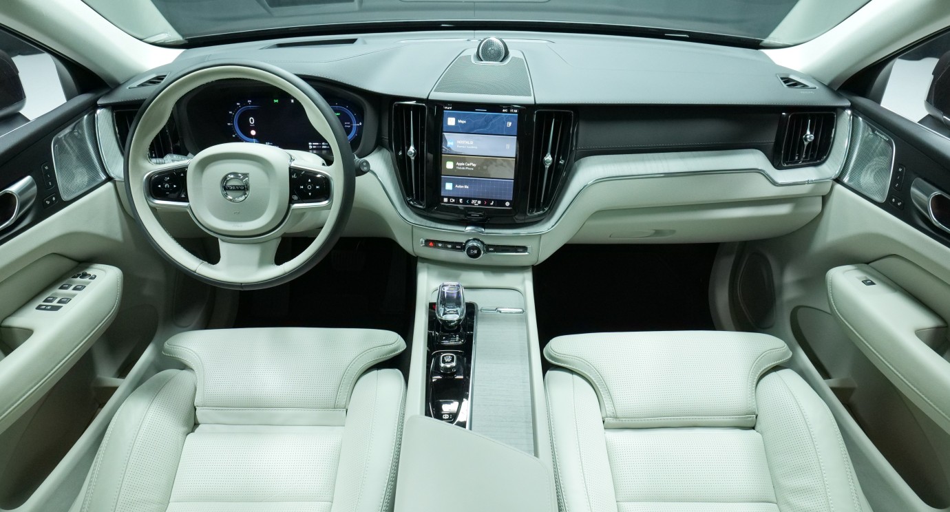 Esittelykuva Volvo XC60 kevythybridiautosta.