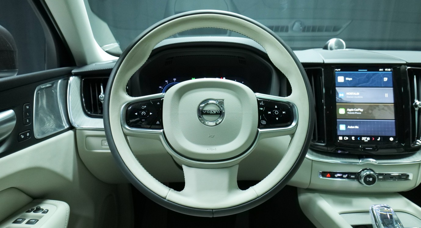 Esittelykuva Volvo XC60 kevythybridiautosta.