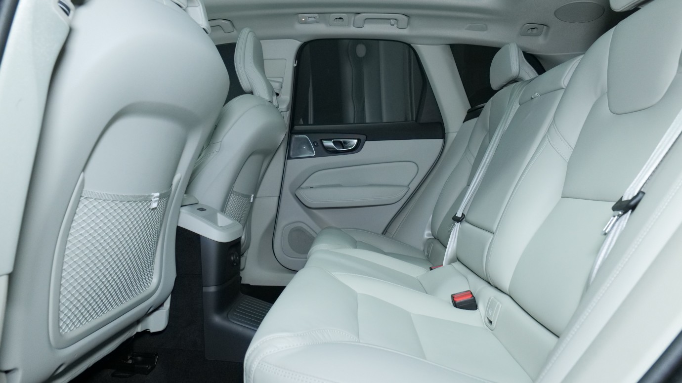 Esittelykuva Volvo XC60 kevythybridiautosta.