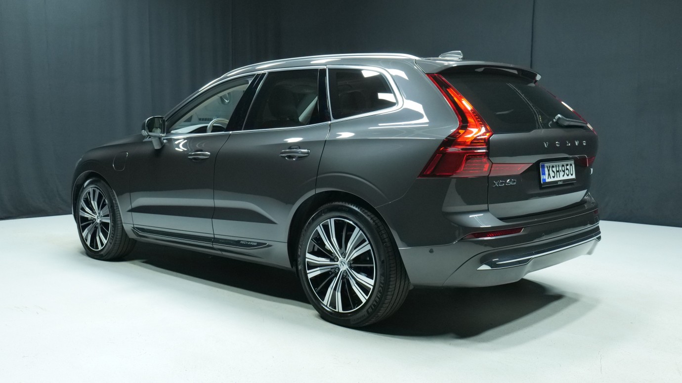 Esittelykuva Volvo XC60 kevythybridiautosta.