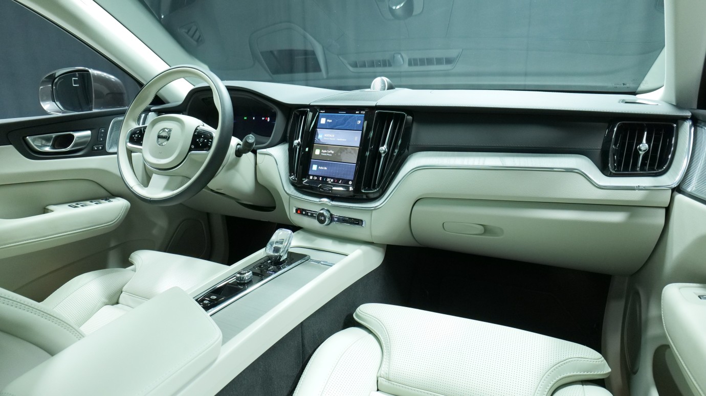Esittelykuva Volvo XC60 kevythybridiautosta.