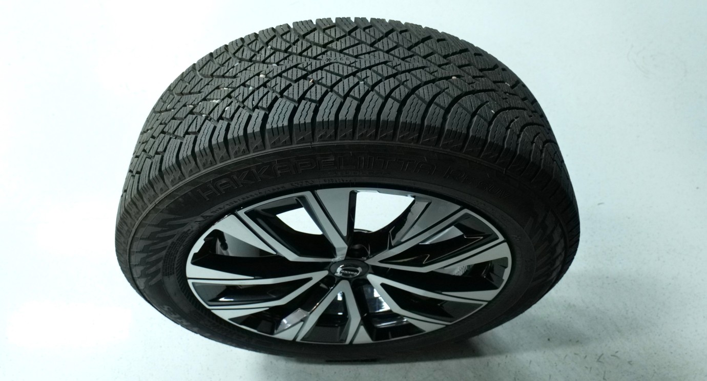 Esittelykuva Volvo XC60 kevythybridiautosta.