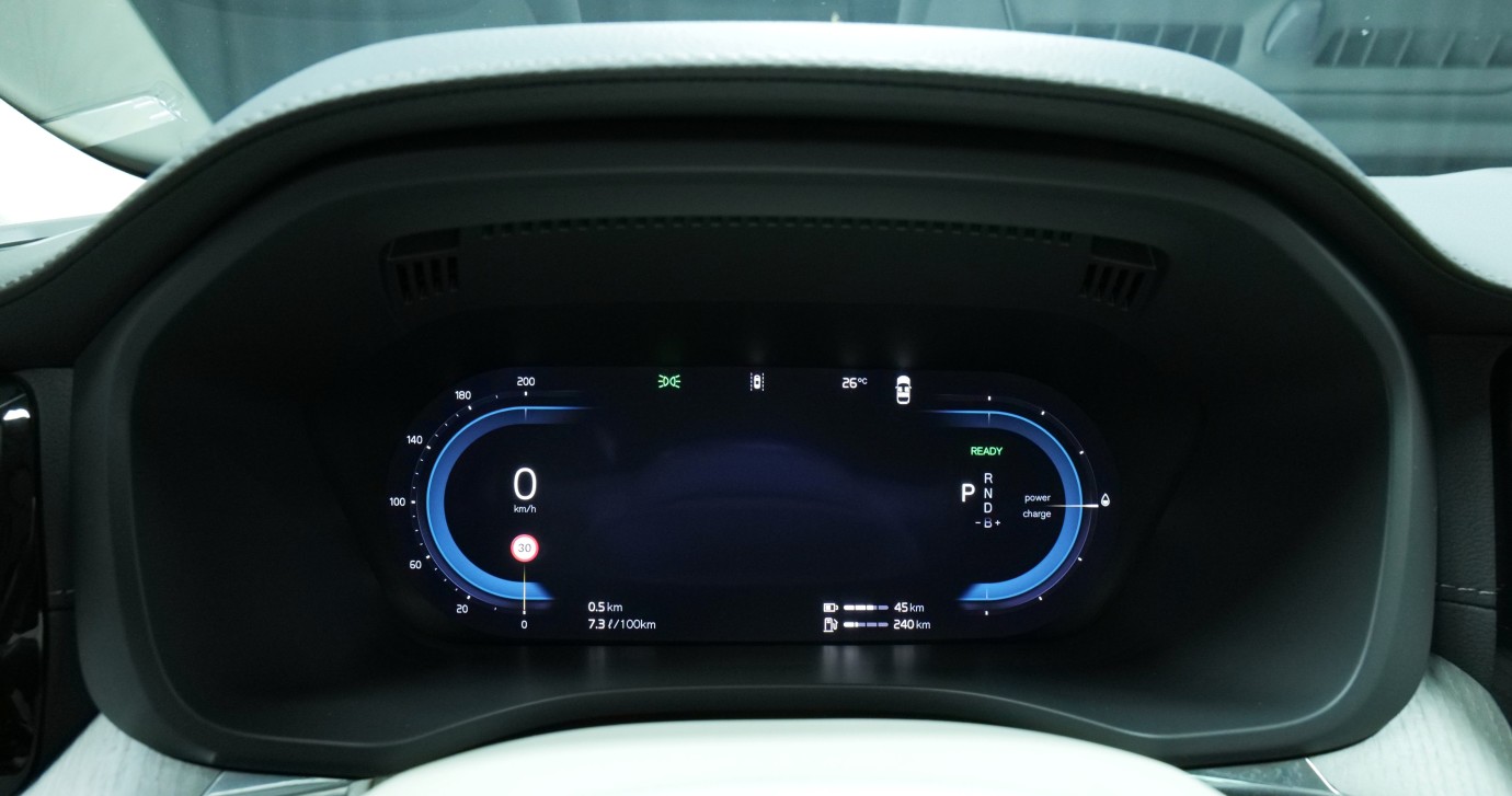 Esittelykuva Volvo XC60 kevythybridiautosta.