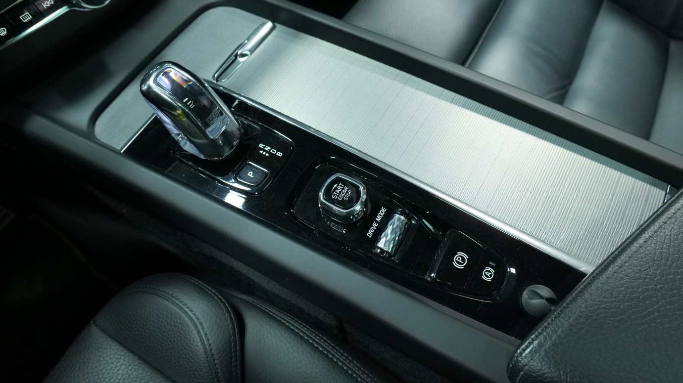 Esittelykuva Volvo XC60 kevythybridiautosta.