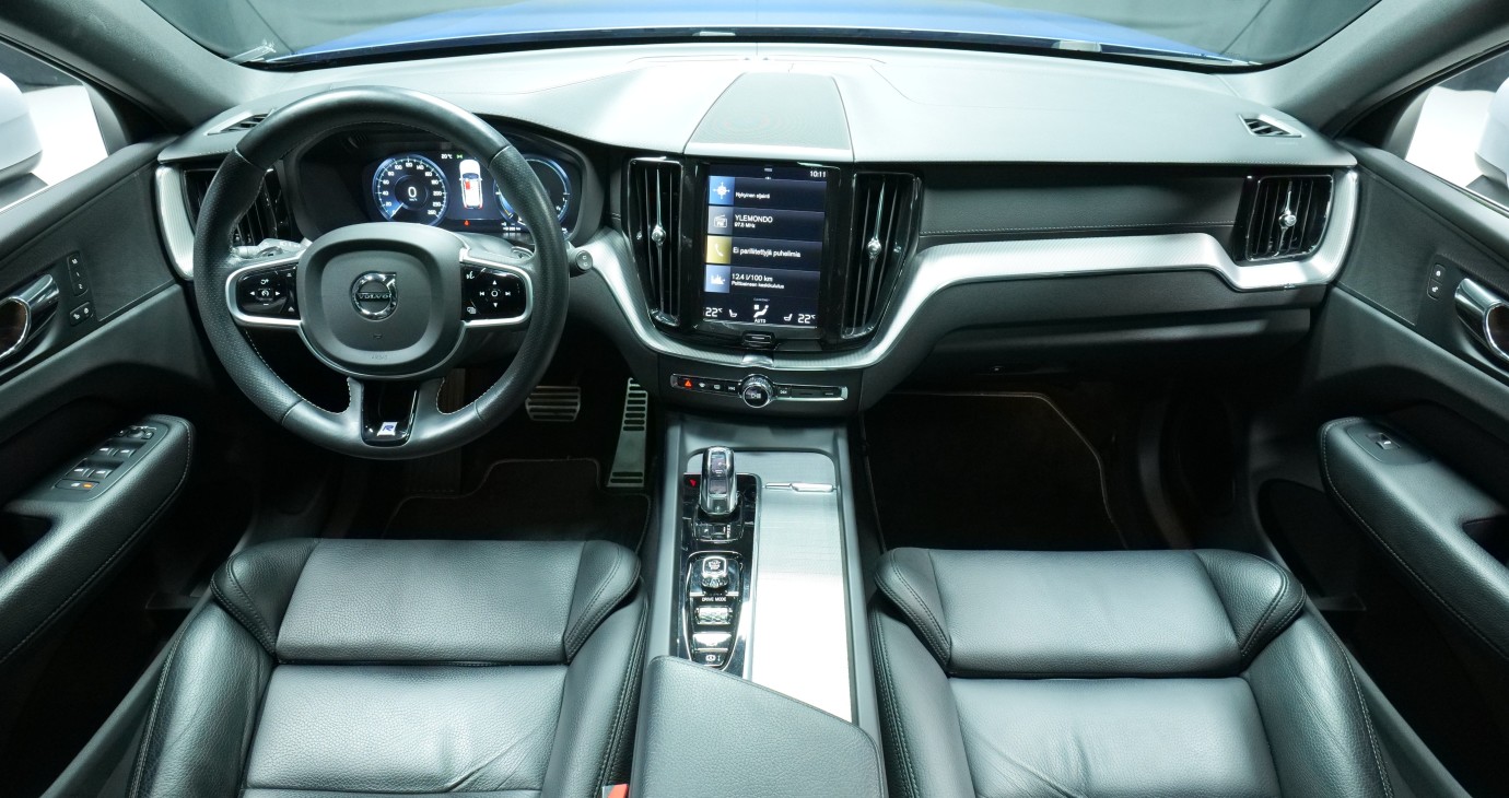 Esittelykuva Volvo XC60 kevythybridiautosta.