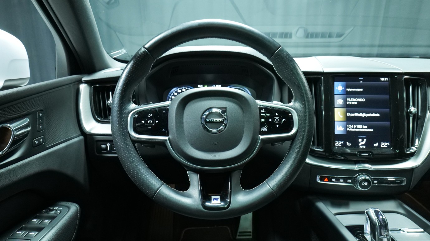 Esittelykuva Volvo XC60 kevythybridiautosta.