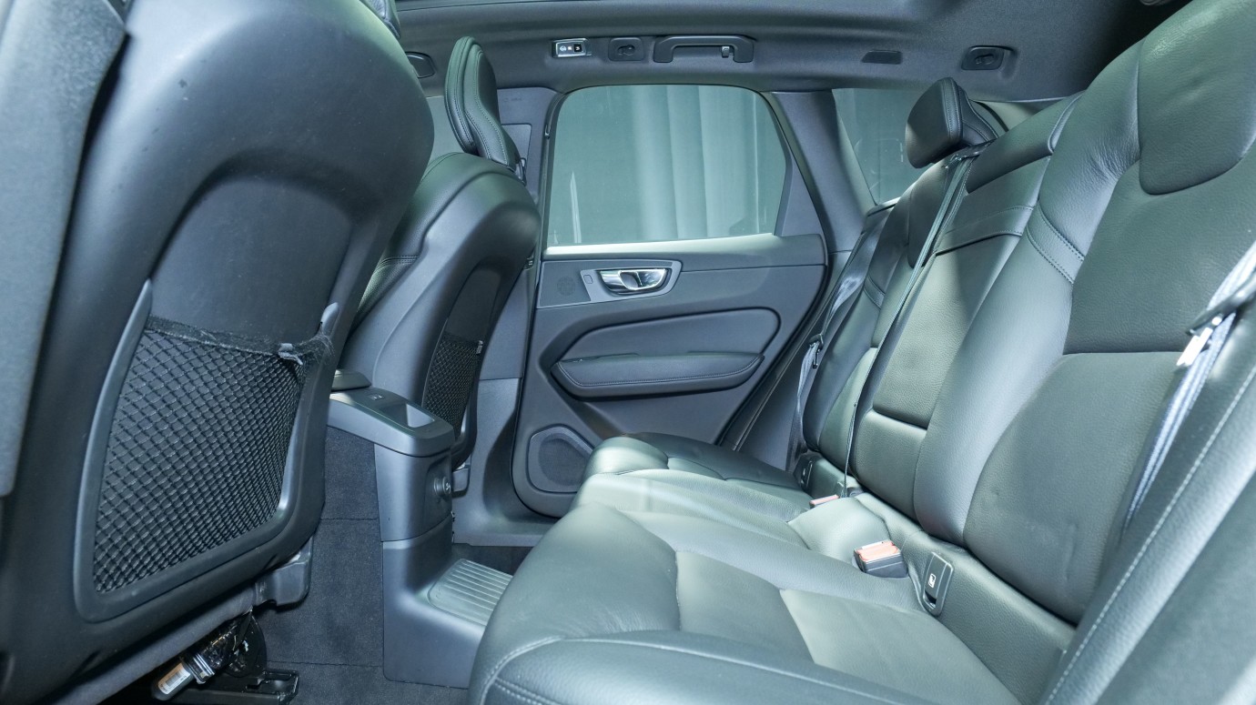 Esittelykuva Volvo XC60 kevythybridiautosta.
