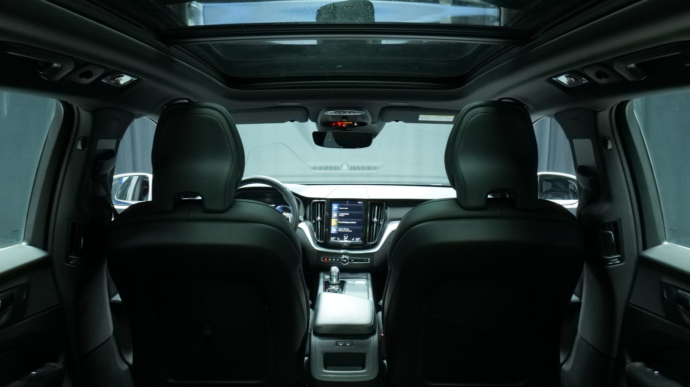 Esittelykuva Volvo XC60 kevythybridiautosta.