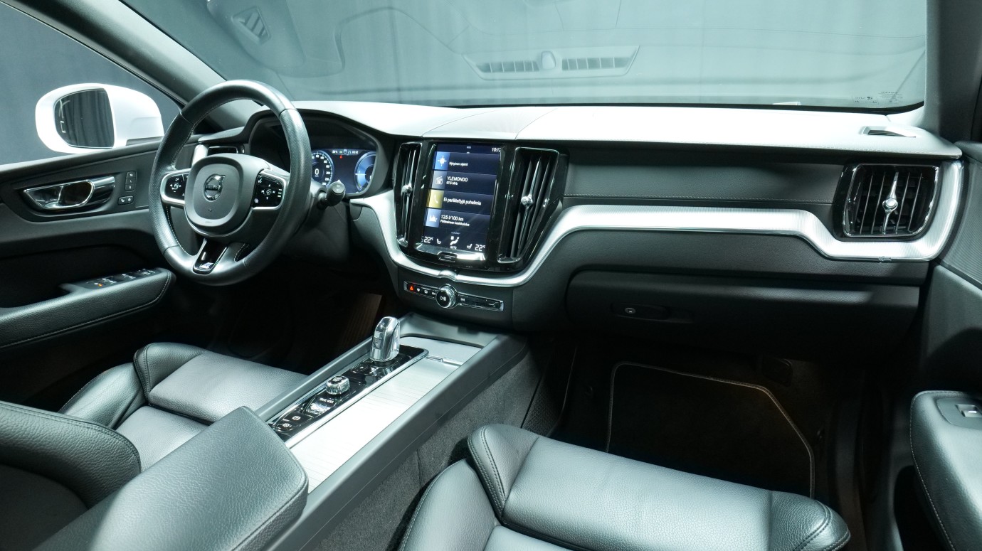Esittelykuva Volvo XC60 kevythybridiautosta.