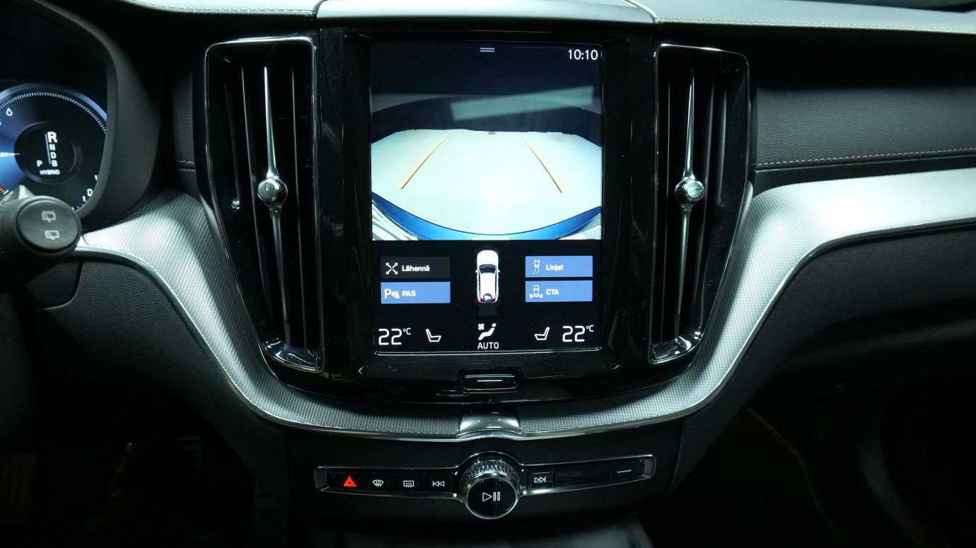 Esittelykuva Volvo XC60 kevythybridiautosta.