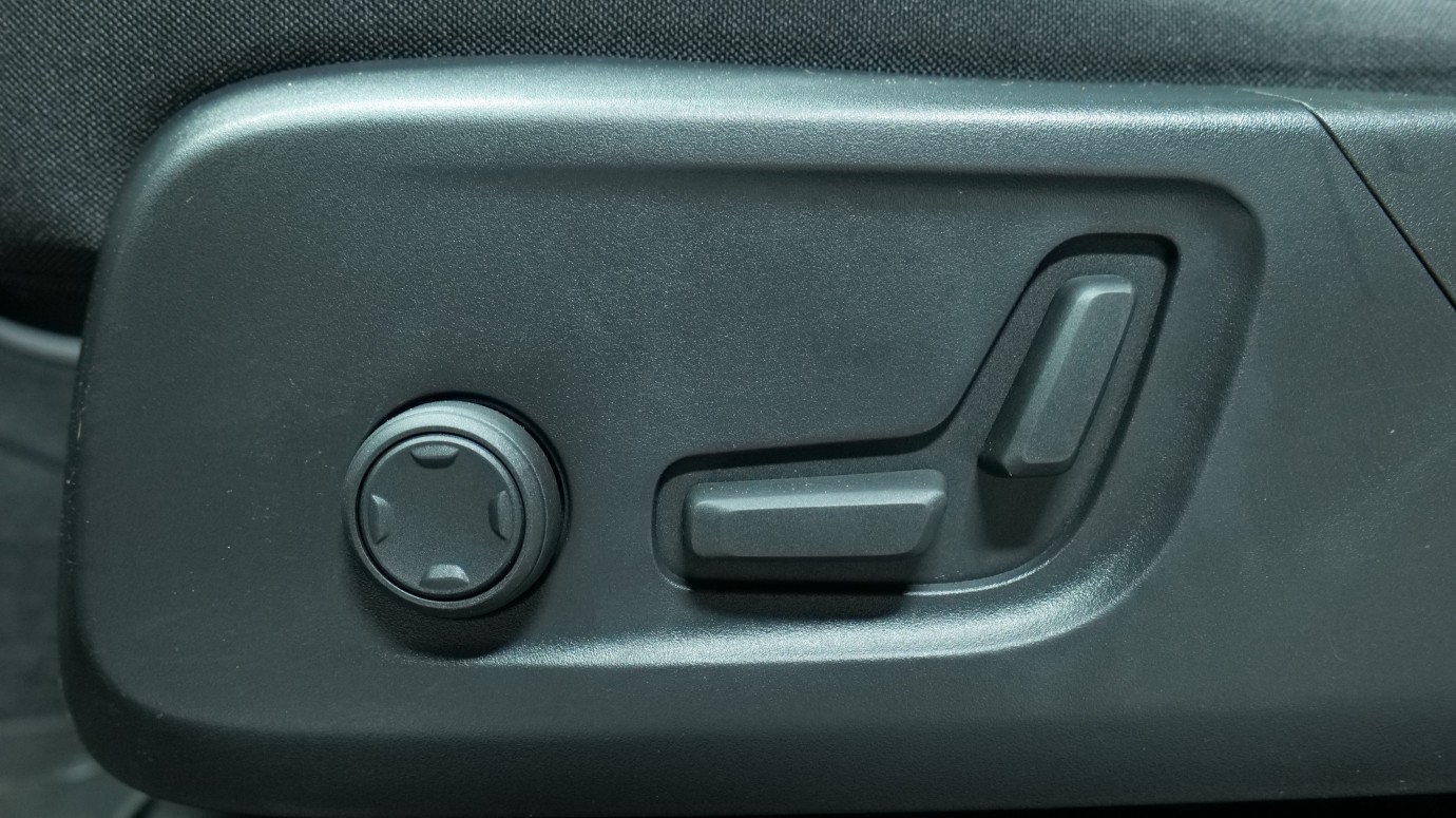 Esittelykuva Volvo XC40 täyssähköautosta.