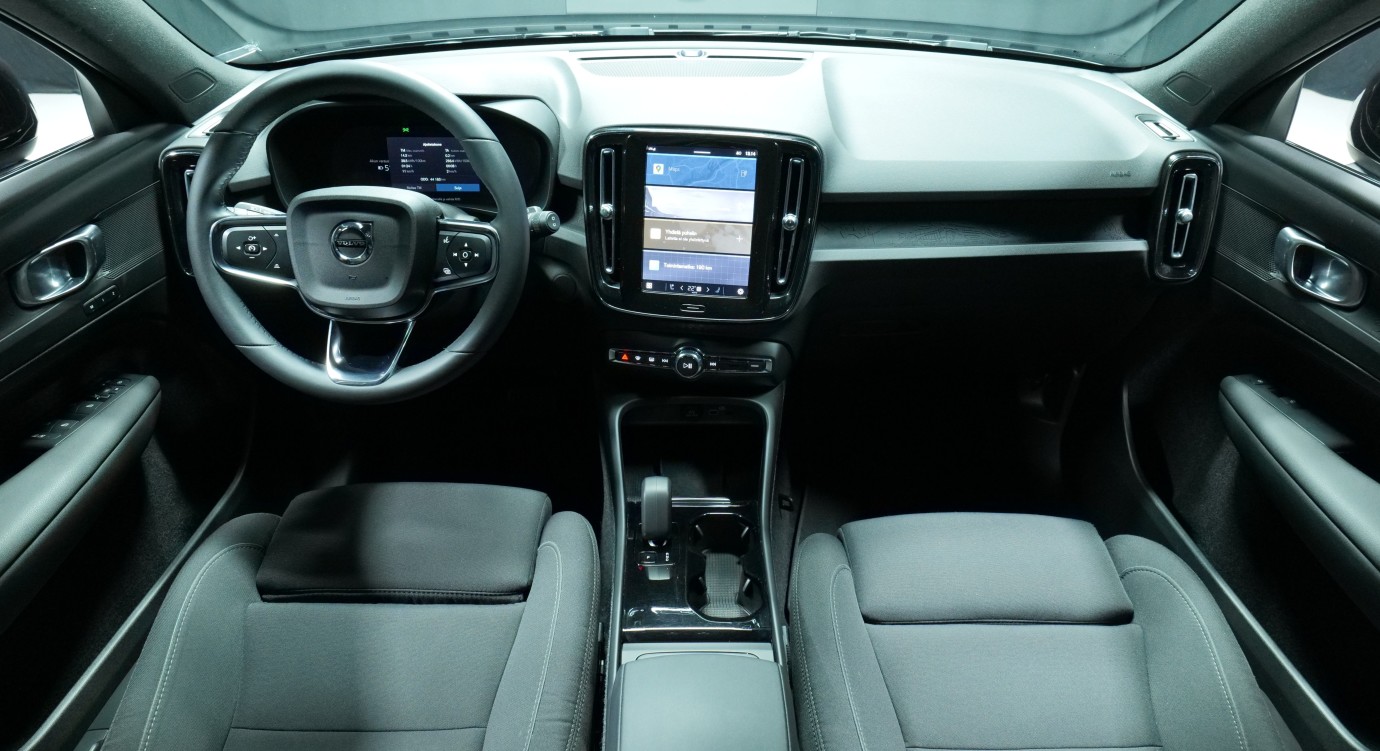 Esittelykuva Volvo XC40 täyssähköautosta.