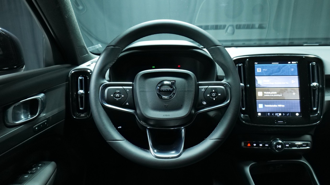Esittelykuva Volvo XC40 täyssähköautosta.