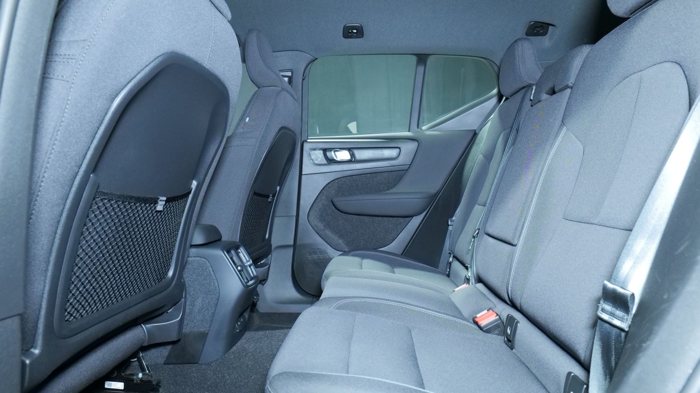 Esittelykuva Volvo XC40 täyssähköautosta.
