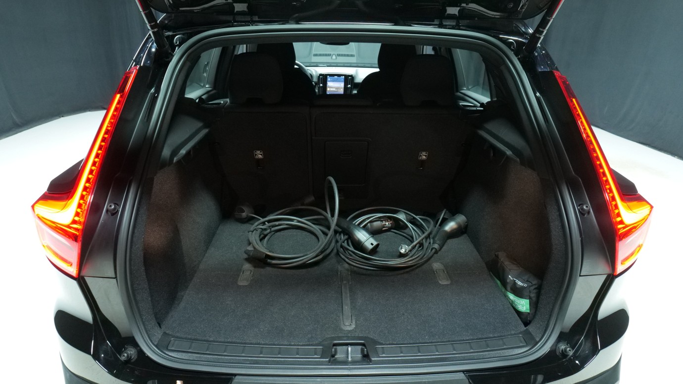 Esittelykuva Volvo XC40 täyssähköautosta.