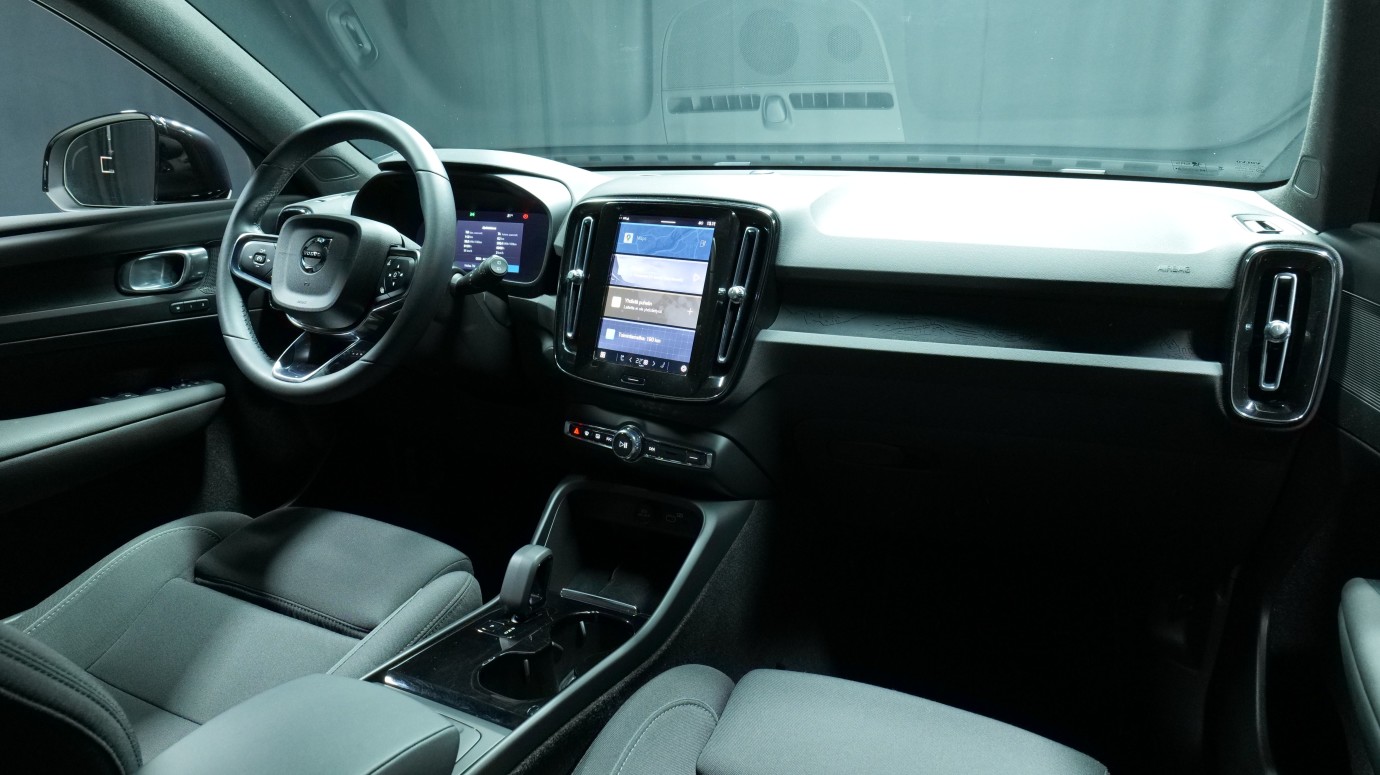 Esittelykuva Volvo XC40 täyssähköautosta.