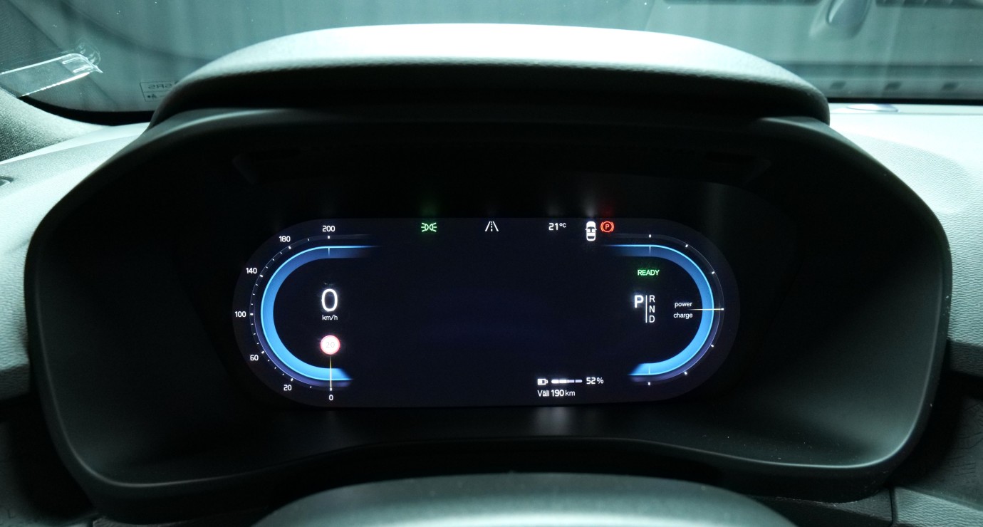 Esittelykuva Volvo XC40 täyssähköautosta.