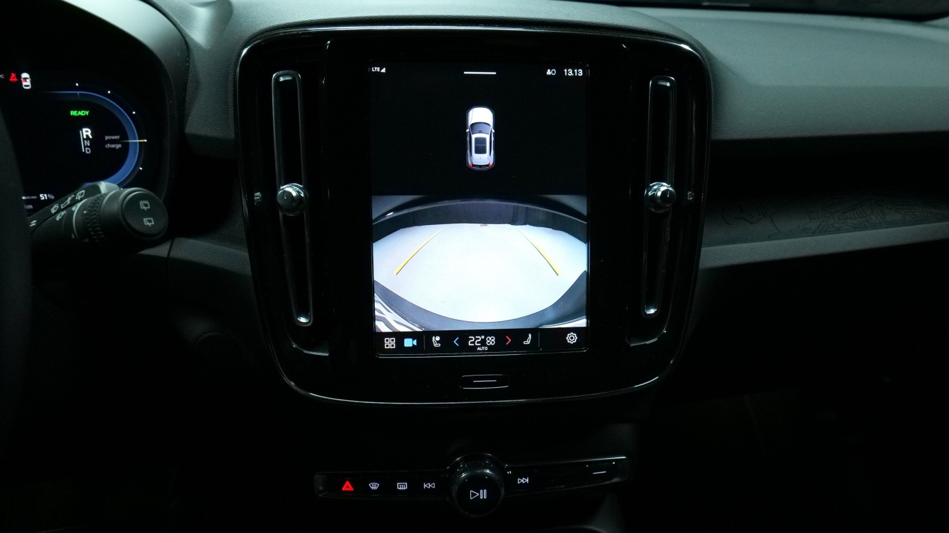 Esittelykuva Volvo XC40 täyssähköautosta.