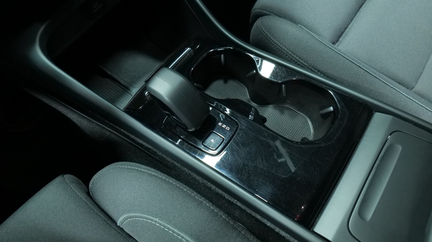 Esittelykuva Volvo XC40 täyssähköautosta.