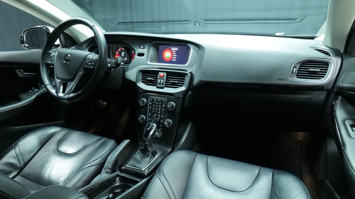 Esittelykuva Volvo V40 bensiiniautosta.