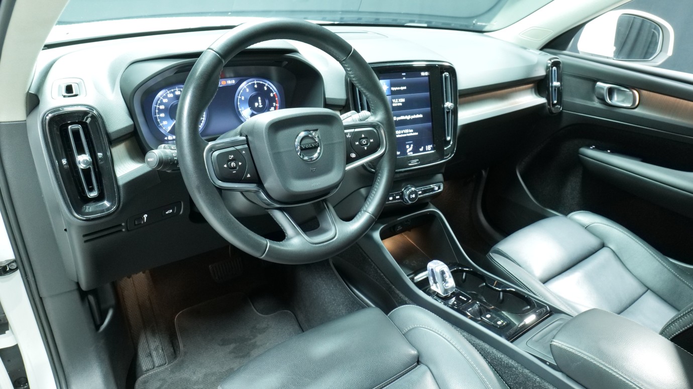 Esittelykuva Volvo XC40 kevythybridiautosta.