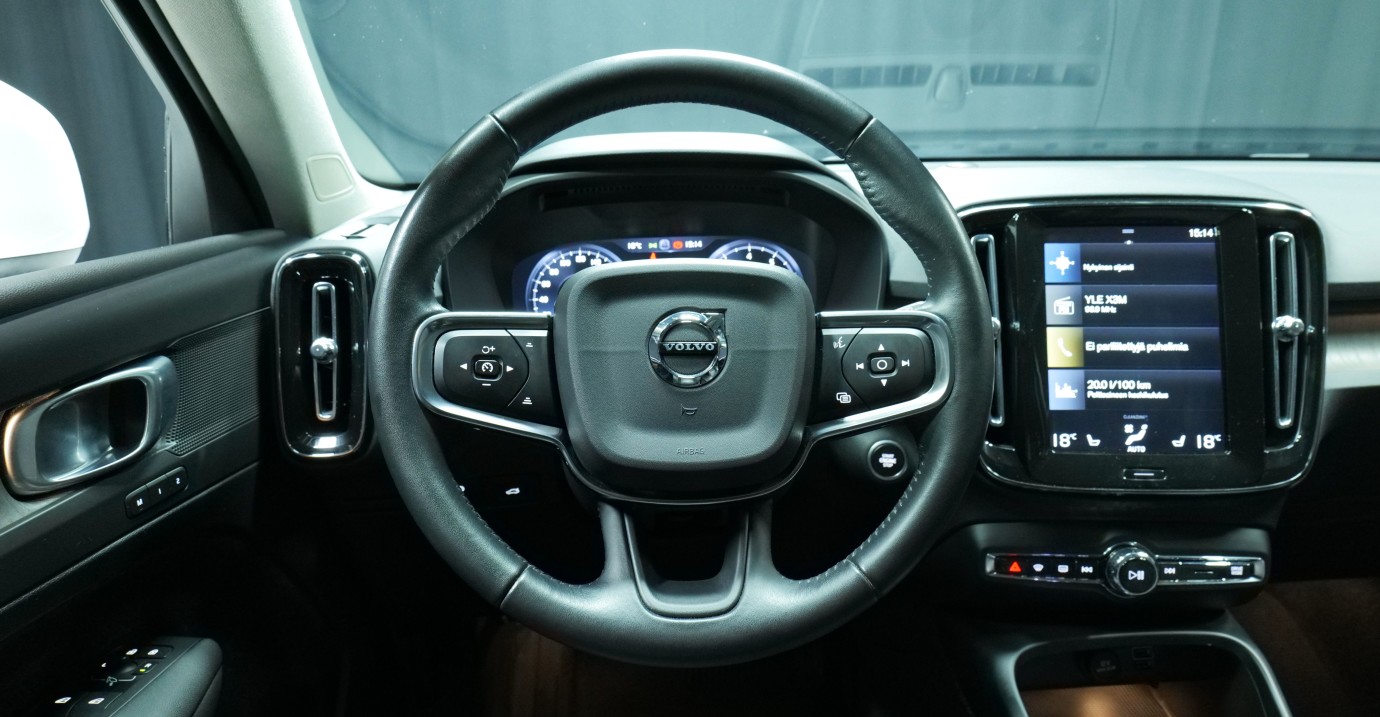 Esittelykuva Volvo XC40 kevythybridiautosta.