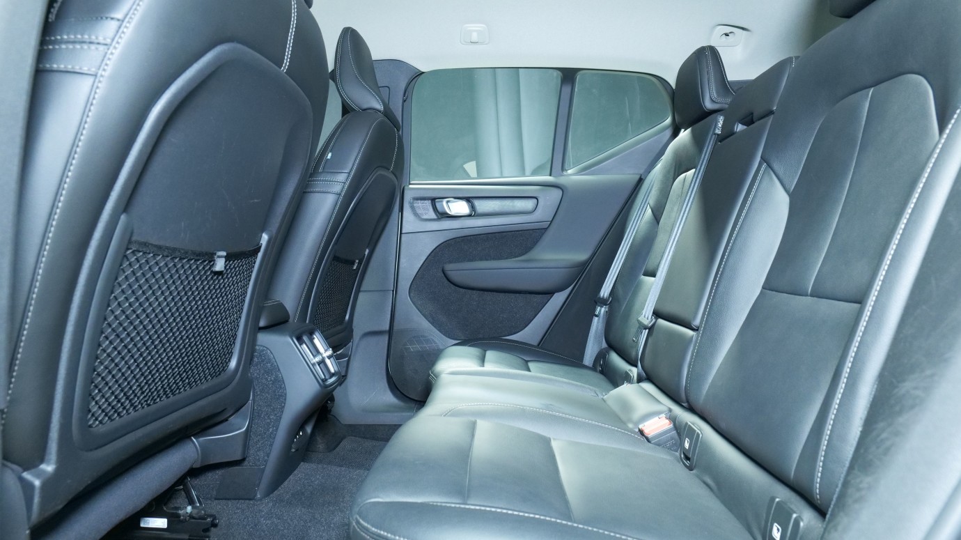 Esittelykuva Volvo XC40 kevythybridiautosta.