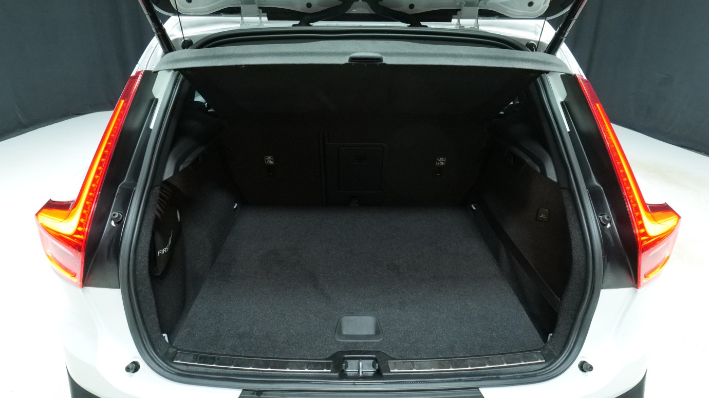 Esittelykuva Volvo XC40 kevythybridiautosta.