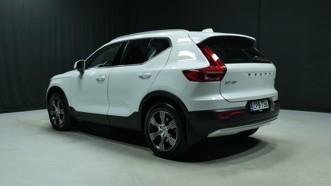 Esittelykuva Volvo XC40 kevythybridiautosta.