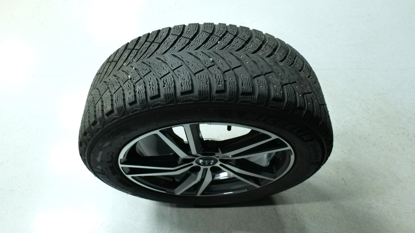 Esittelykuva Volvo XC40 kevythybridiautosta.